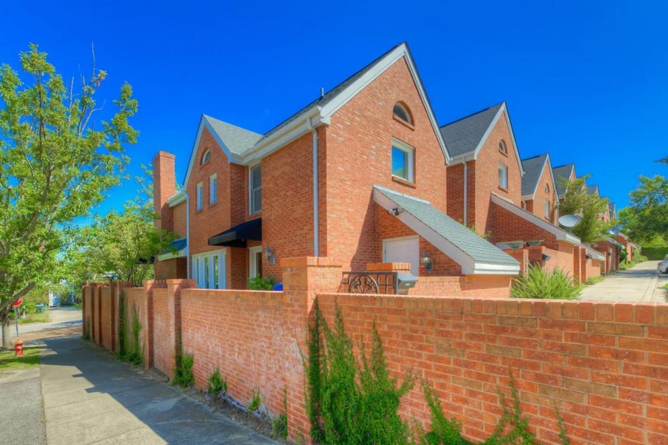 Trendy Columbia Townhome Exterior photo