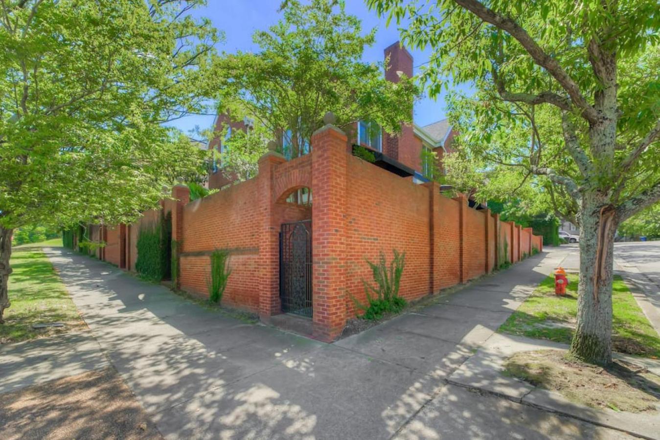 Trendy Columbia Townhome Exterior photo