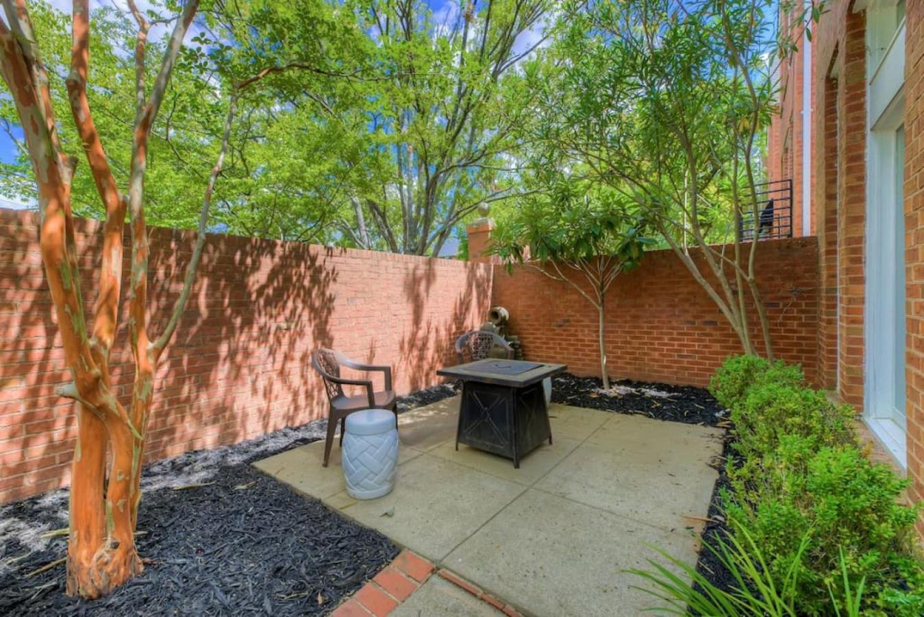 Trendy Columbia Townhome Exterior photo